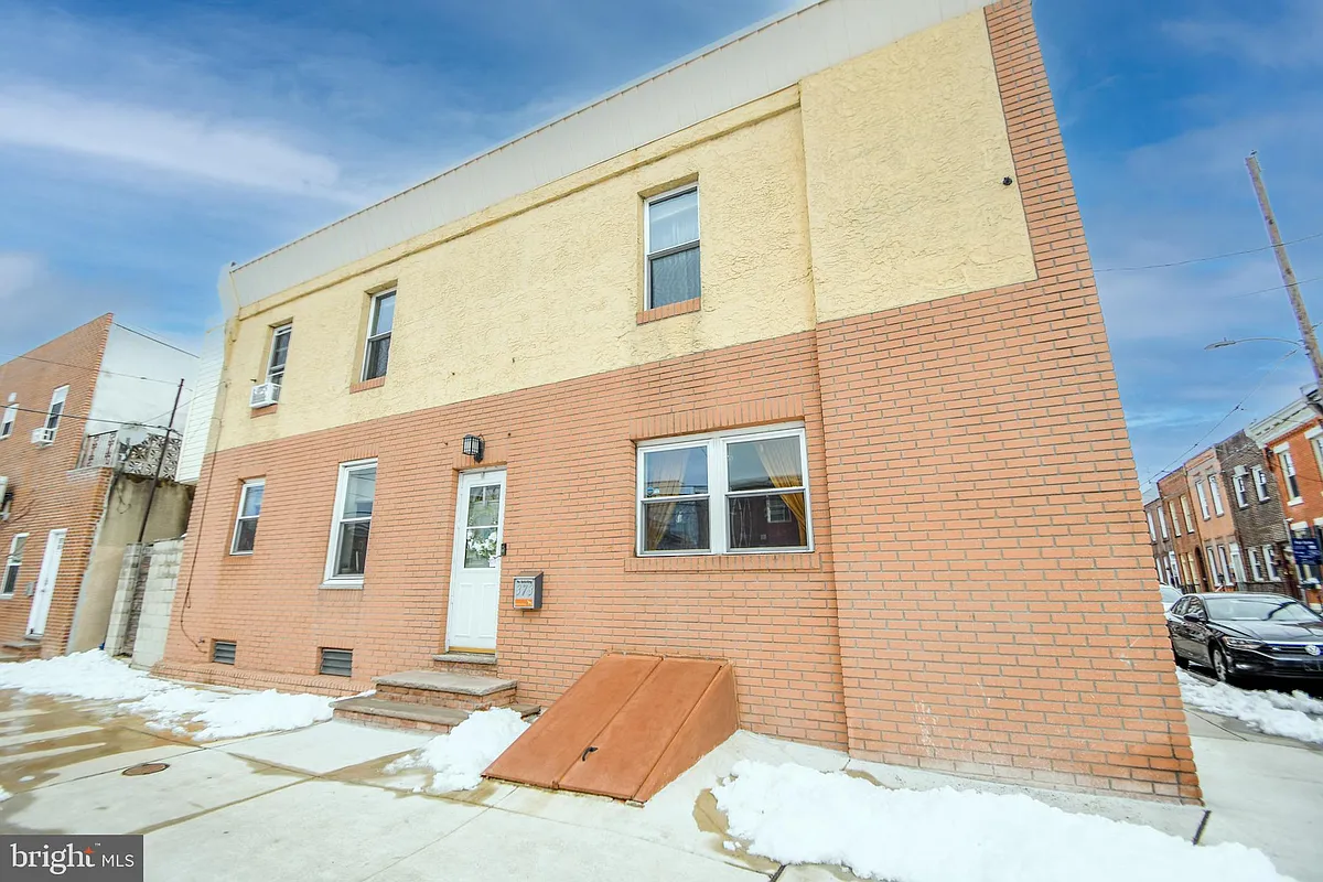 Building Photo - 373 Tree St