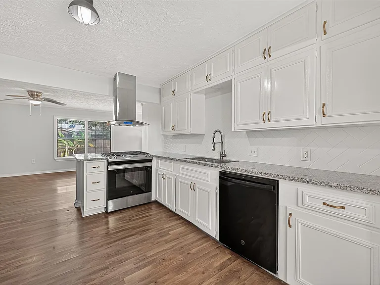 714 E Humble St — Photo 10