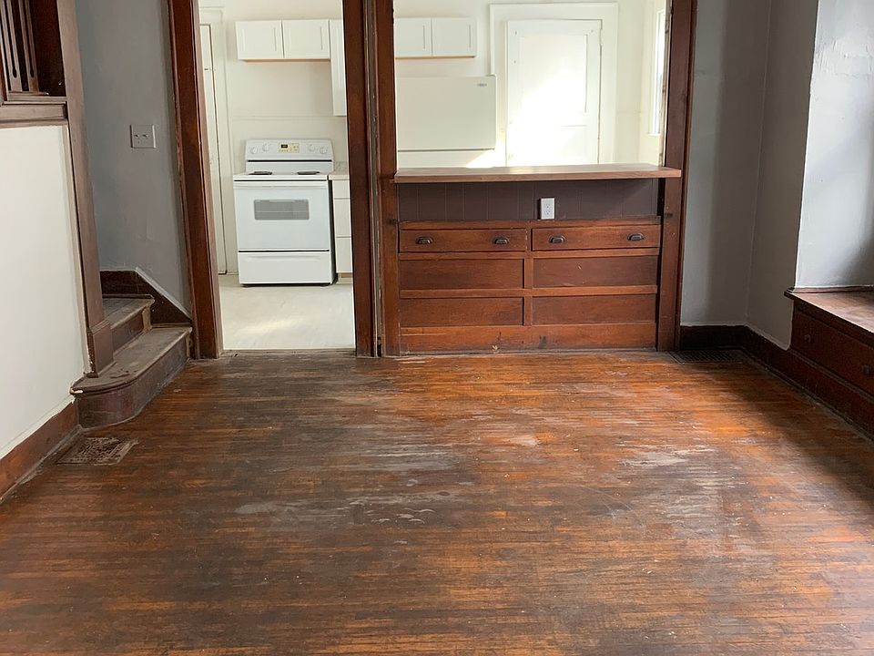 FLR1 / Dining / Kitchen / Eat-In Bar
