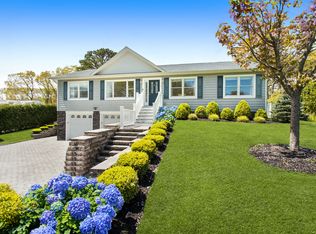 3 Duke Pl, Hampton Bays, NY 11946