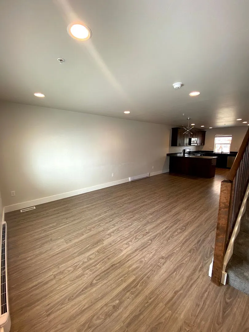 1098 North 15th Avenue — Photo 2