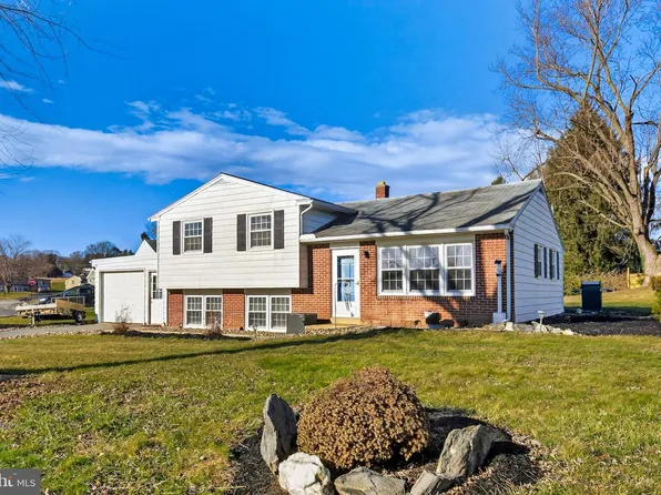 1921 Saint Regis Ln, Lancaster, PA 17603