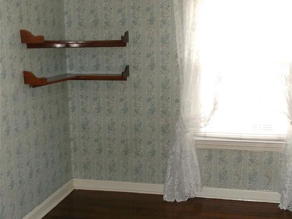 5th image of 1597 Redwood Ave