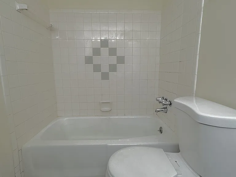 411-413 Grandin Ave — Photo 5