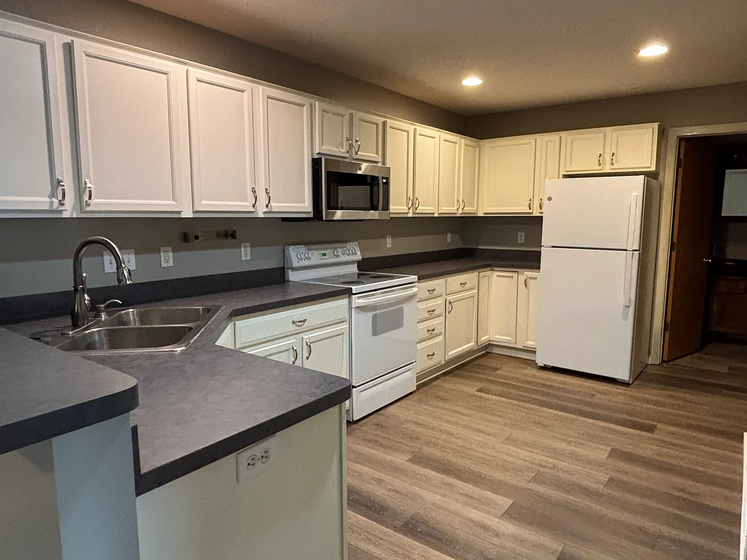 2 bed, $1,975 — Photo 2