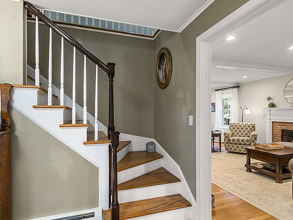5th image of 226 Varnum Dr