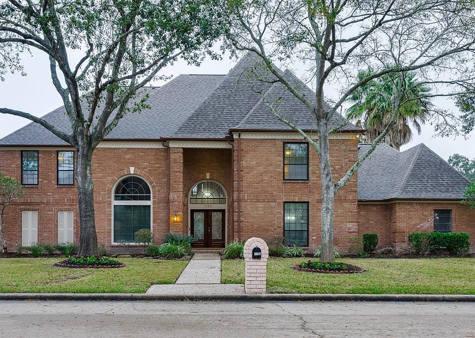 Welcome home to this sprawling estate in highly sought after Fleetwood. This lovely home wraps around a large corner lot.