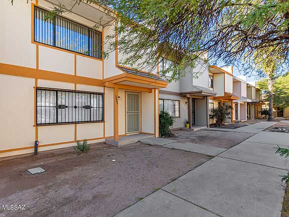3rd image of 5884 S Del Moral Blvd