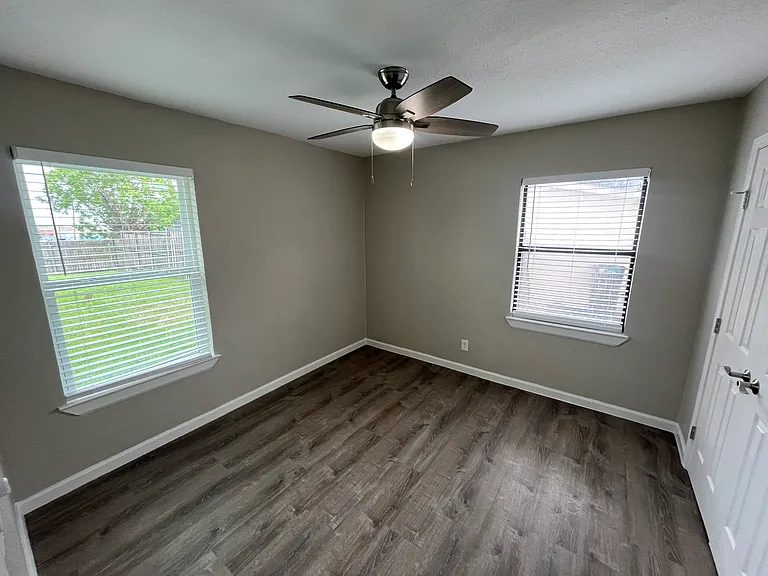 112 Derby Ln — Photo 13