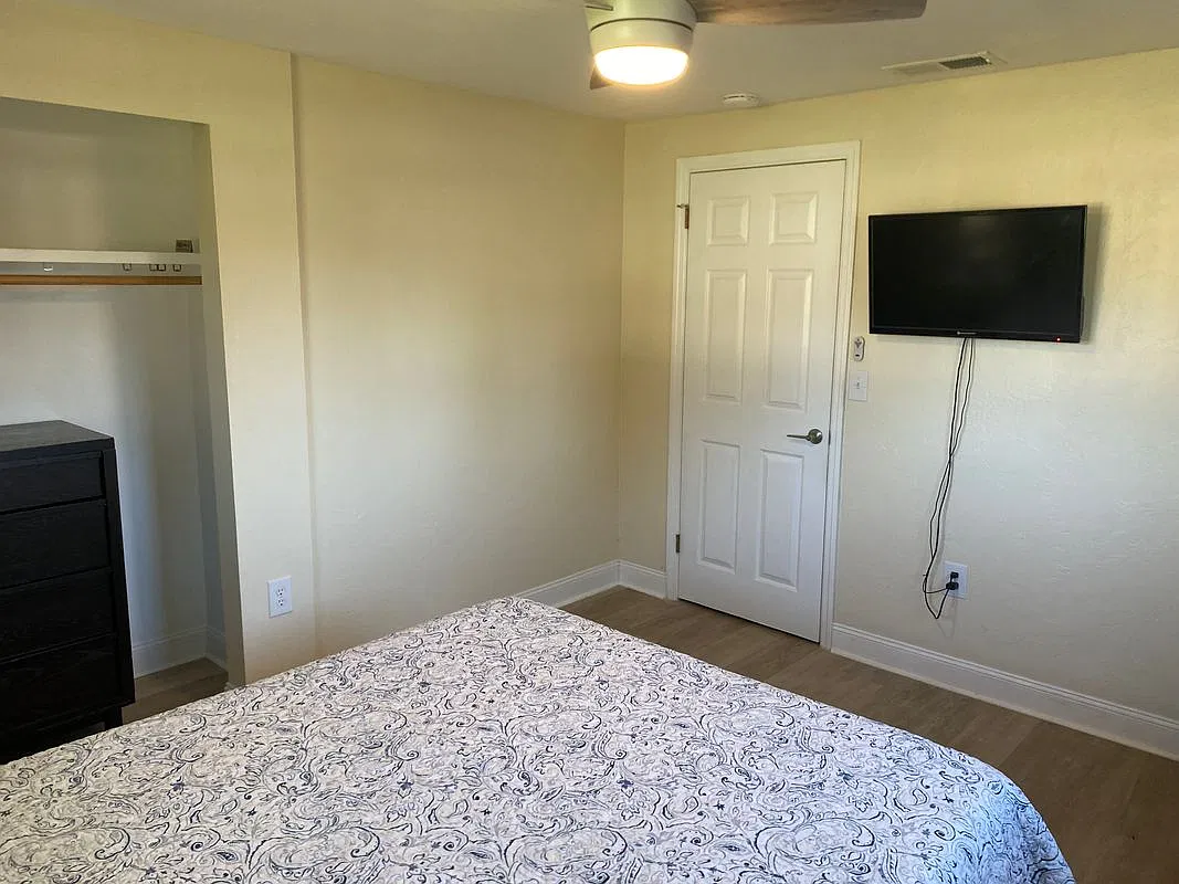 1 bed, 1.0 bath, 110 sqft, $900 — Photo 2