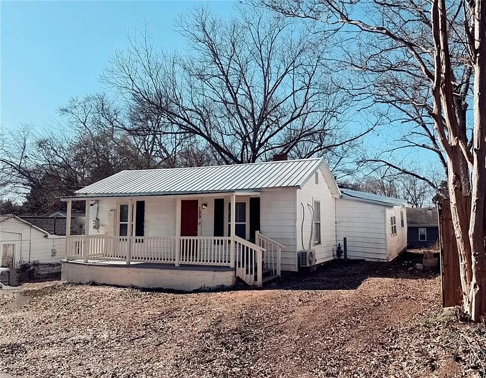 3 bed, 2.0 bath, 1496 sqft, $1,450 — Photo 1