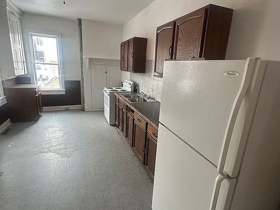 4th image of 927 W Poplar St
