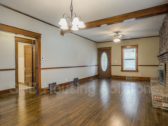 2nd image of 521 E Lexington Ave