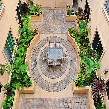 The Plaza on California — Photo 2