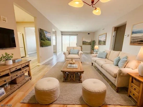 97 Crestview Ln, Mount Arlington Boro, NJ 07856