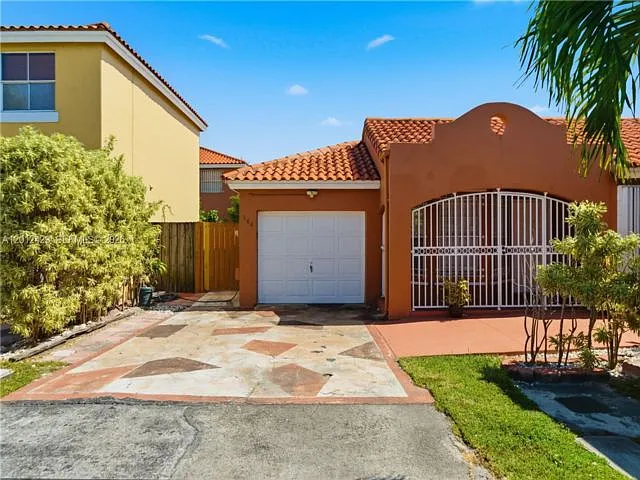 4 bed, 3.0 bath, 1225 sqft, $3,900 — Photo 2