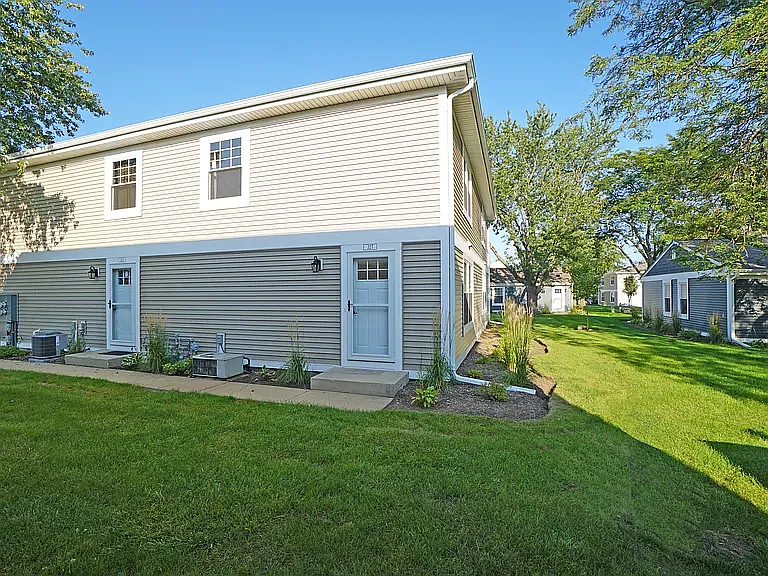 327 Somerset Ln photo 1
