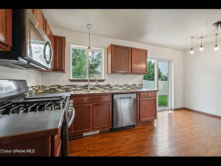 2635 W Wilbur Ave — Photo 4