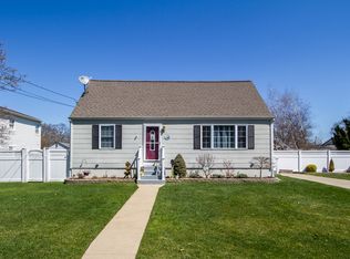 17 Woodrow Pkwy, Babylon, NY 11704
