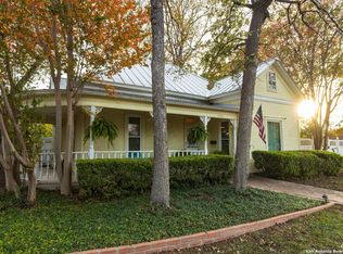 805 20th St, Hondo, TX 78861