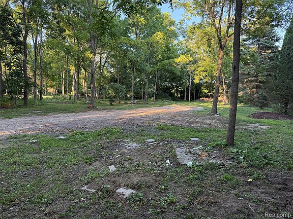 3rd image of 6106 E River Rd