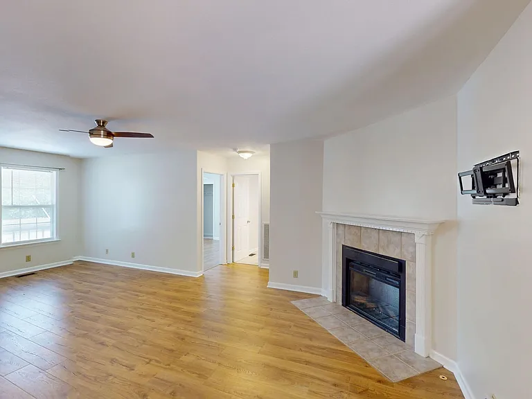 424 Eisenhower Dr — Photo 8
