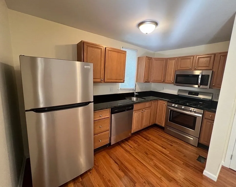 3 bed, 1050 sqft, $2,800 — Photo 2