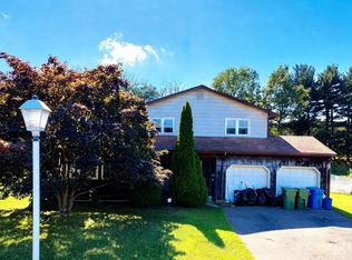 21 Oakwood Dr, Parlin, NJ 08859