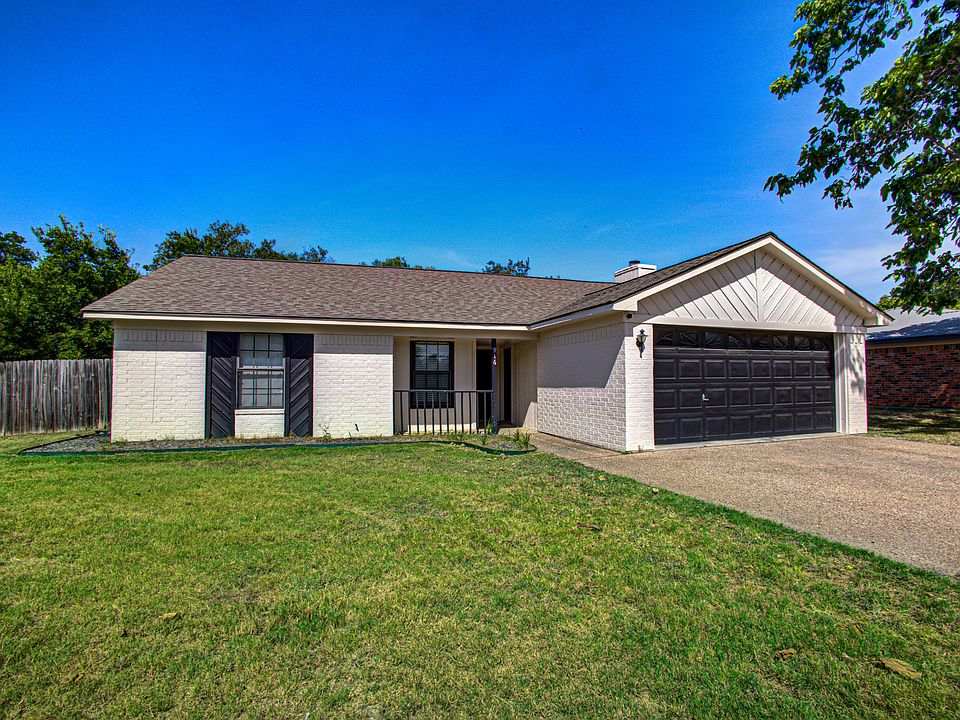 3-bedroom, 2-bath home in Hewitt! Located in Midway ISD, just one block away from Spring Valley Elementary."