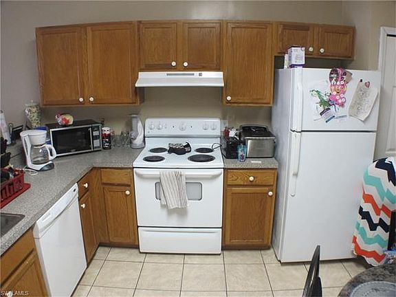 3rd image of 4814 Golfview Blvd