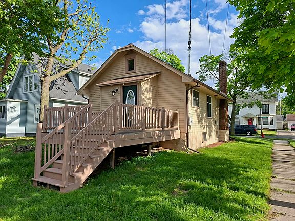 3rd image of 1624 N Genesee Dr