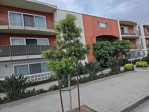 2nd image of 13820 Victory Blvd #106