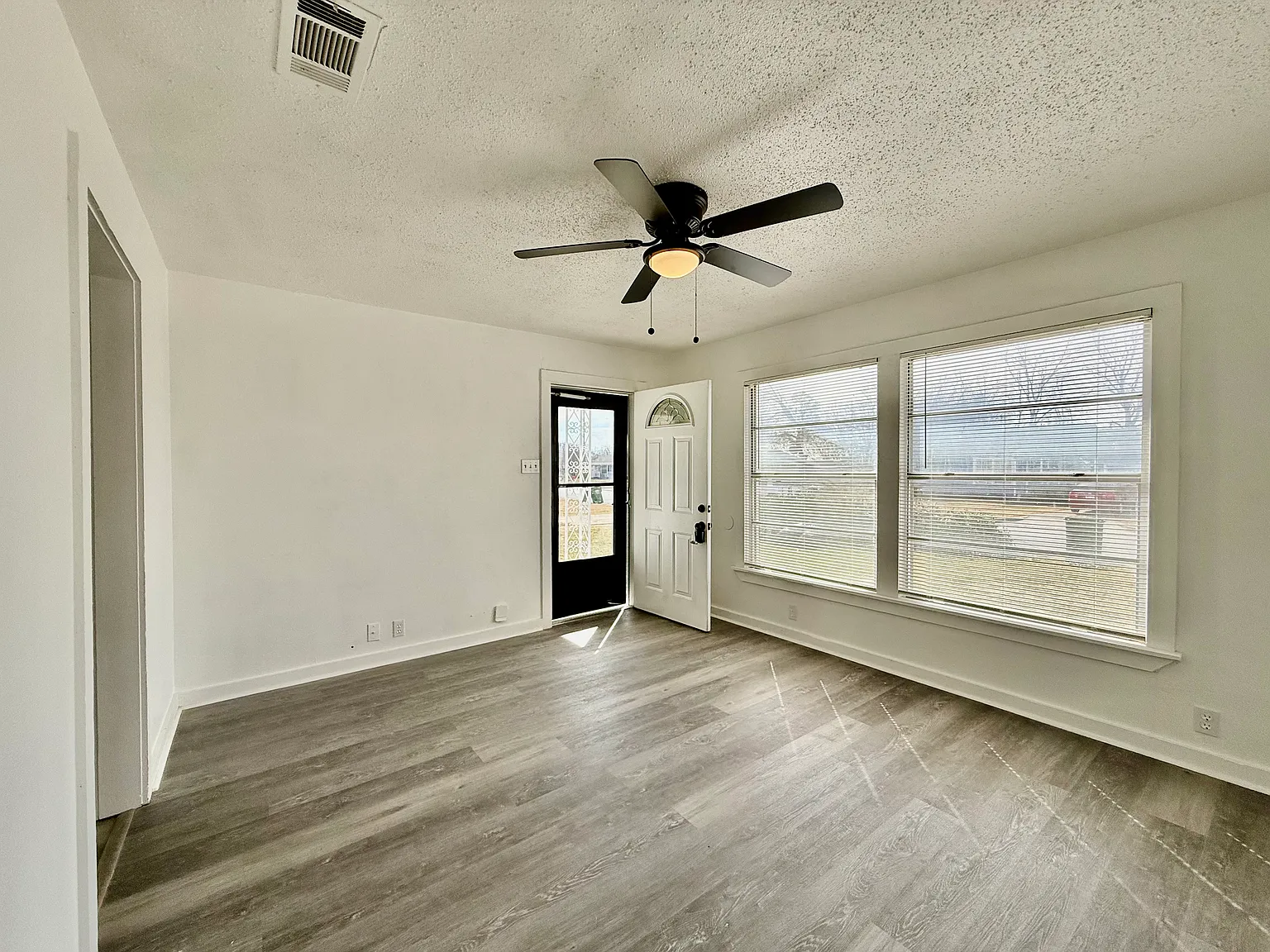 3 bed, 946 sqft, $1,300 — Photo 4