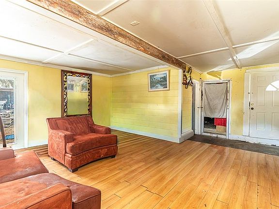 2nd image of 900 W Pine St