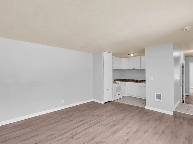 Ramona Garden Apartments — Photo 13
