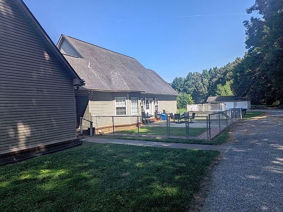 2nd image of 195 Amity Rd