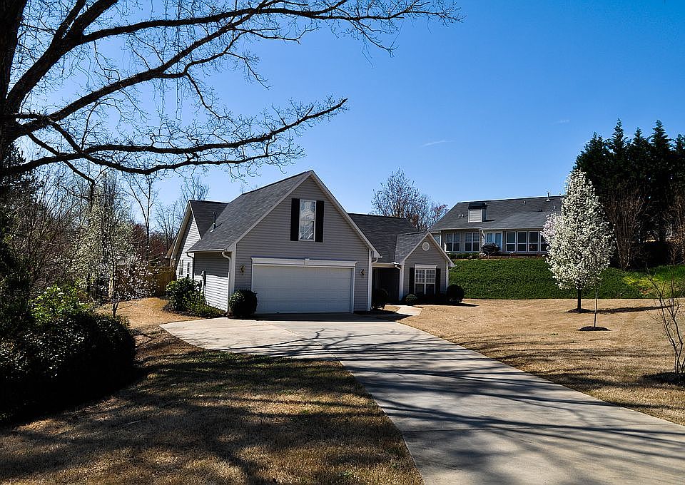 2nd image of 320 Lexington Place Way