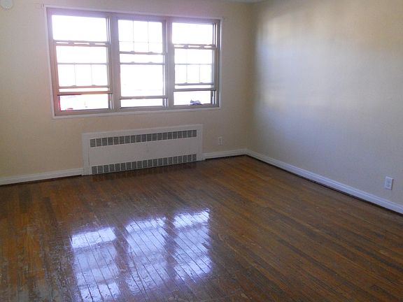 5th image of 2744 Elmwood Ave APT 2