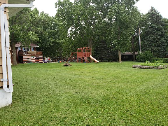 5th image of 907 S Douglas St