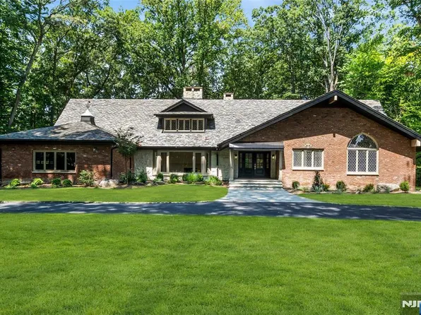 17 Deerhill Dr, Ho Ho Kus, NJ 07423