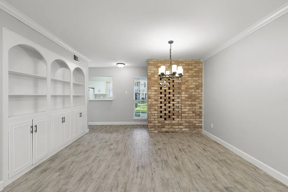 Updated Georgetown Condo Near City Centre — Photo 3