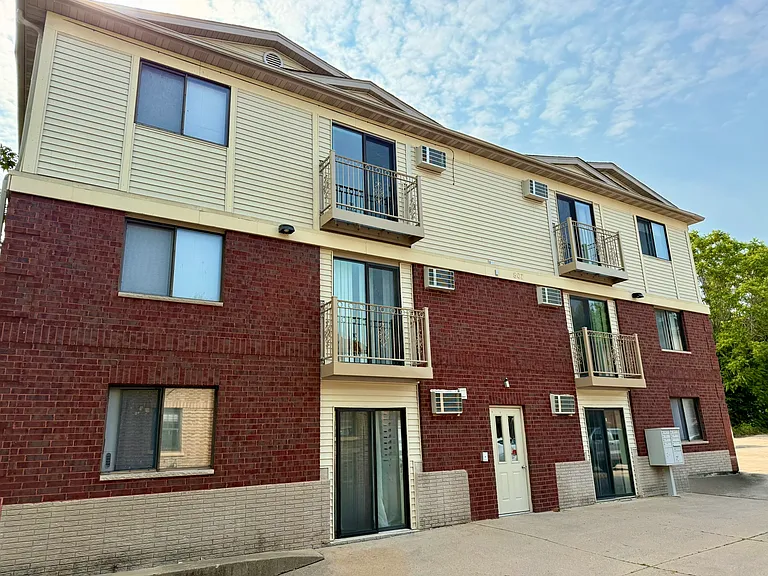 807 E Washington St #5 — Photo 1