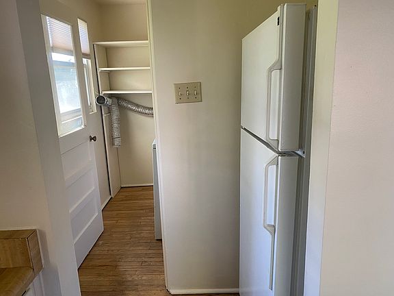 3rd image of 250 E 9th St