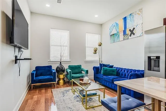 3 bed, 2.0 bath, 1000 sqft, $1,800 — Photo 3