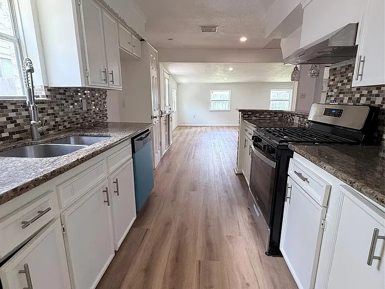 12214 Corona Ln — Photo 9