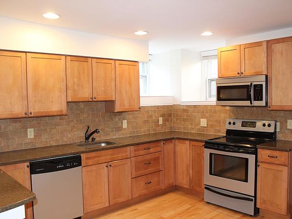 3rd image of 25 Clinton St
