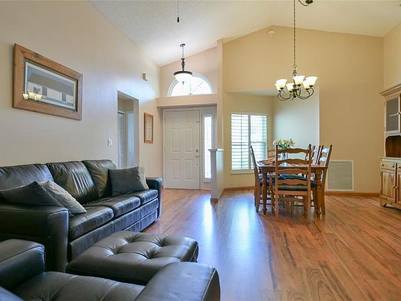 5th image of 3216 Montrose Cir