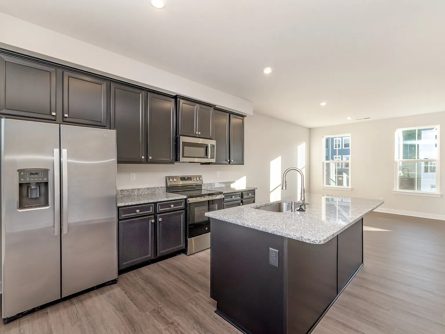4 bed, 3.5 bath, 1715 sqft, $2,199 — Photo 2