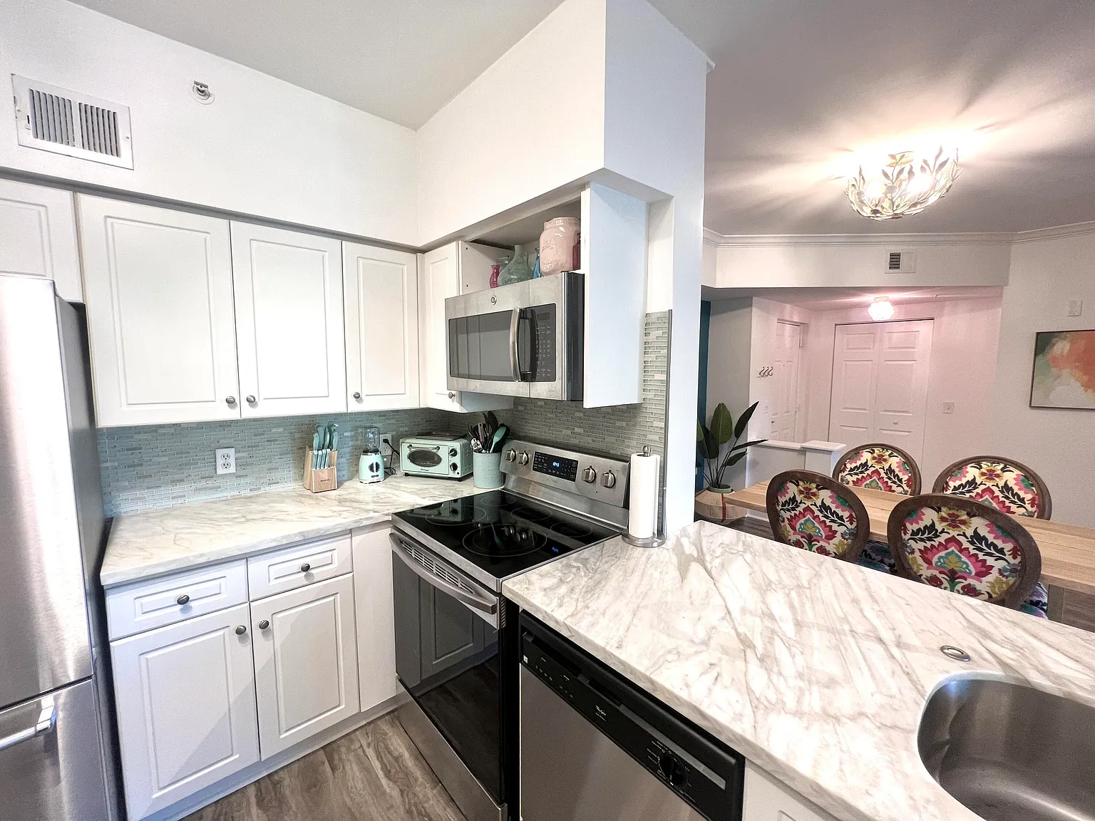 2 bed, 2.0 bath, 1131 sqft, $3,600 — Photo 4