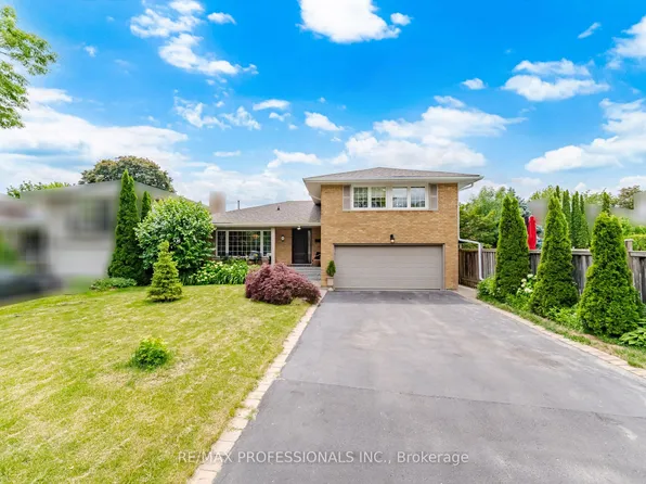 12 Thicket Rd, Toronto, ON M9C 2T3